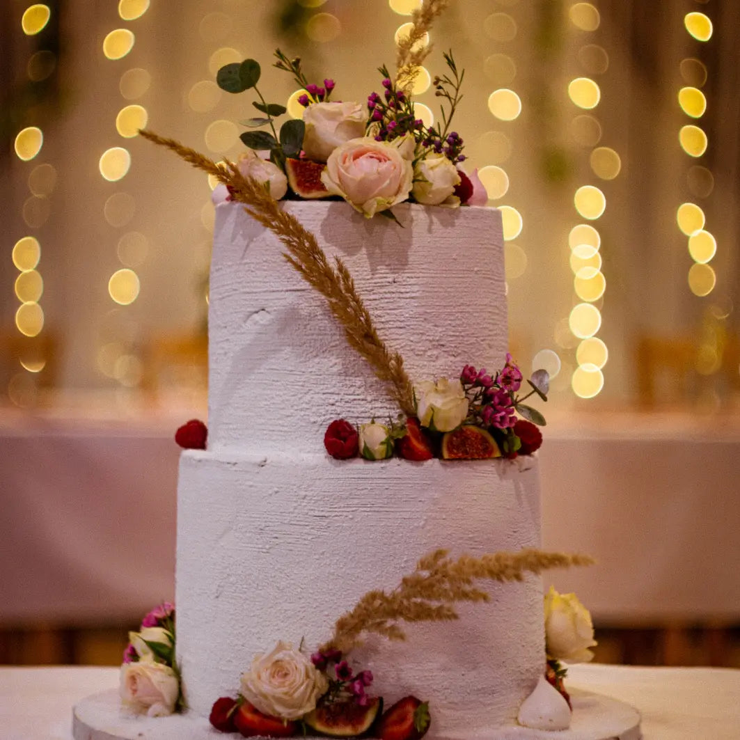 Top-10-des-idées-de-gâteaux-de-mariage-personnalisés-en-2025 lesdelicesdecaro