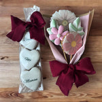 Sablés personnalisés cadeau fête des mère avec un lot de 3 sablés en forme de coeur et un bouquet gourmand avec des sablés en forme de fleurs.