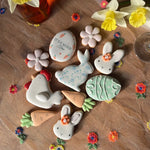 lot de 10 sablés de pâques en forme de lapin, d'oeufs, de poules, de fleurs et de carotte. Pour offrir et accompagner les chocolats de pâques.