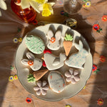 lot de 10 biscuits sablés de pâques en forme de lapin, d'oeufs, de poules, de fleurs et de carotte. Pour offrir et accompagner les chocolats de pâques.