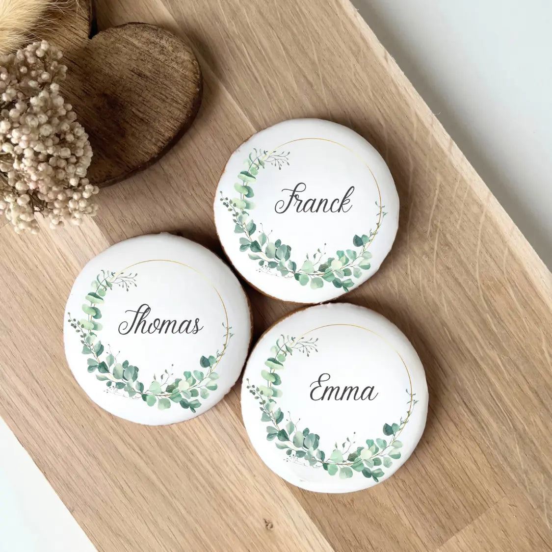 sablés personnalisés utilisés comme marque-places comestibles pour une table de mariage élégante