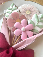 Biscuits sablés artisanaux décorés au glaçage royal en bouquet fleuri
Cadeau gourmand Fête des Mères avec sablés fleurs pastel