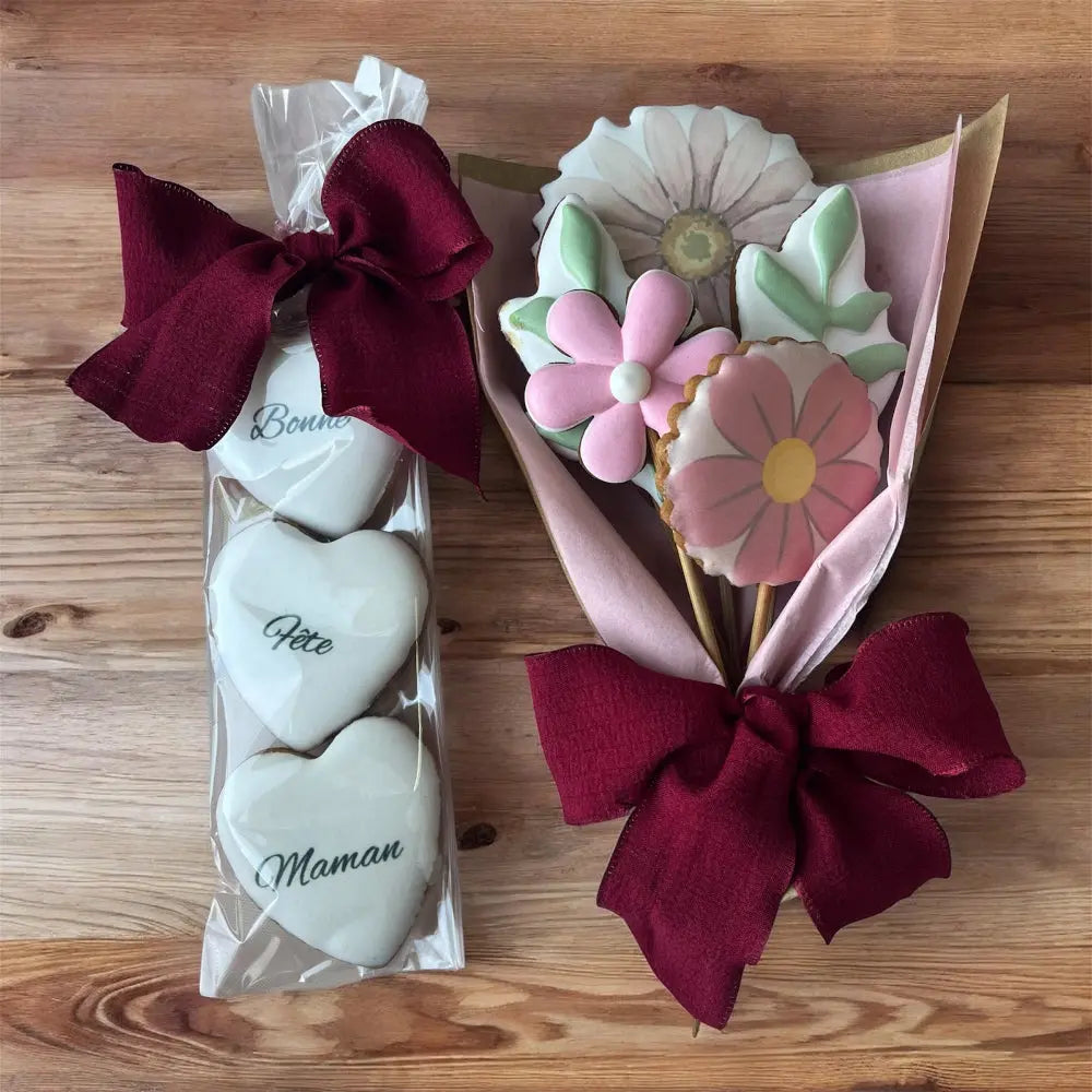 Sablés personnalisés cadeau fête des mère avec un lot de 3 sablés en forme de coeur et un bouquet gourmand avec des sablés en forme de fleurs. 