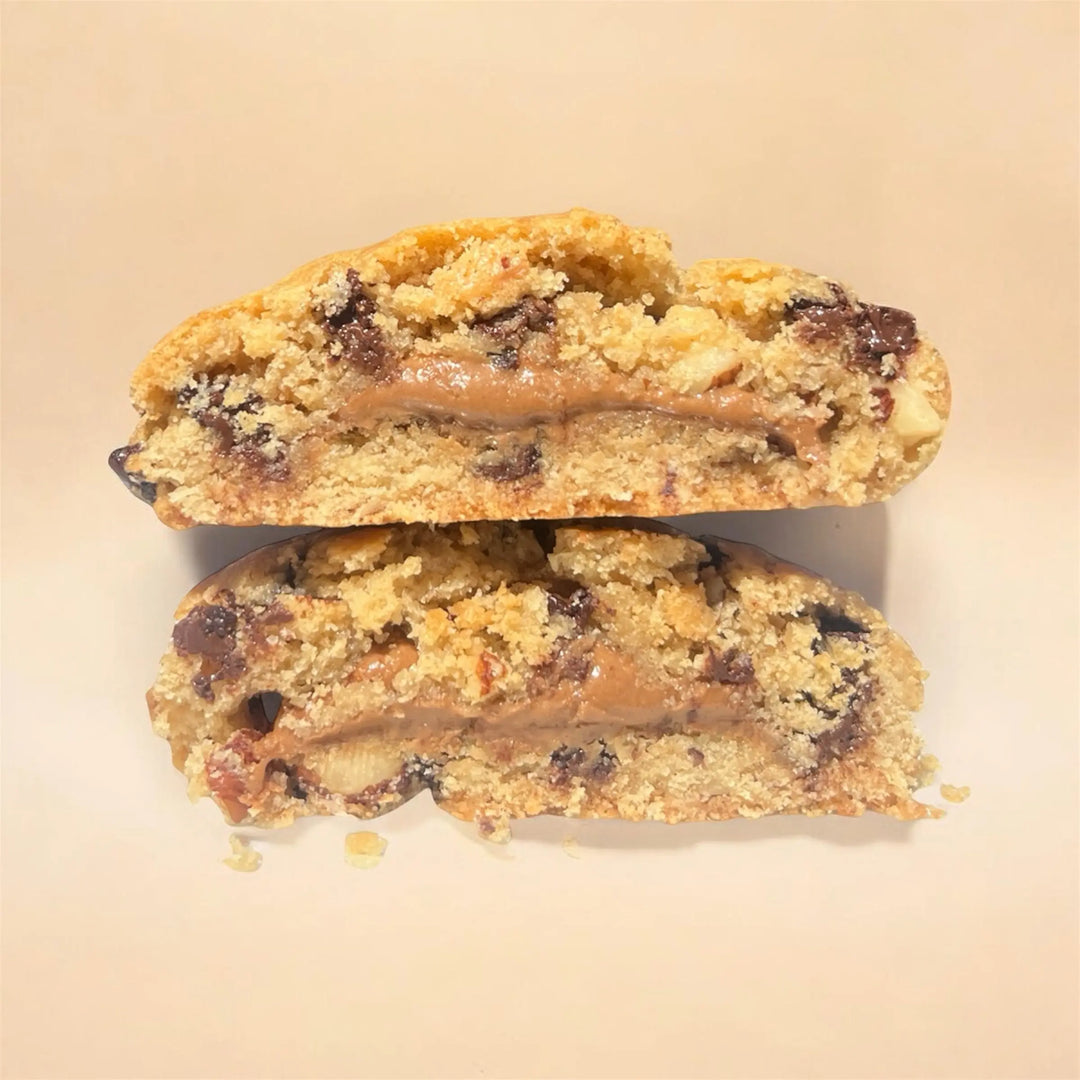 cookie praliné avec des brisures de noisettes, des pépites de chocolat noir et un coeur coulant au praliné amandes noisettes.