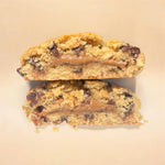 cookie praliné avec des brisures de noisettes, des pépites de chocolat noir et un coeur coulant au praliné amandes noisettes.