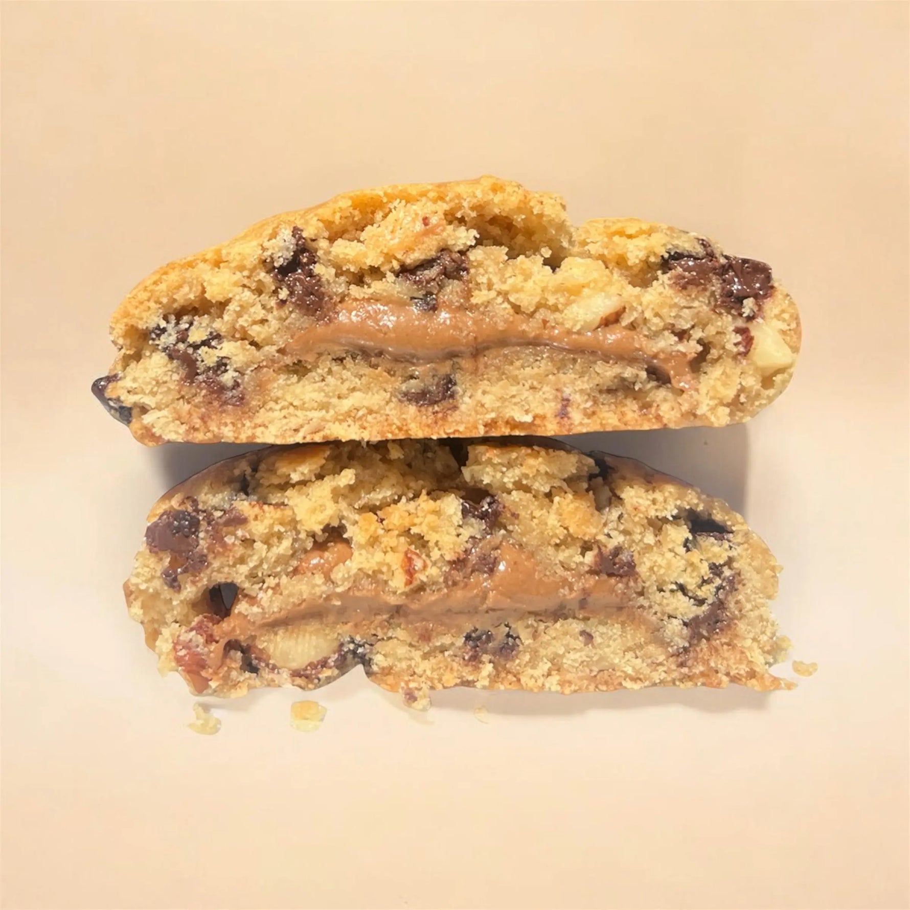 cookie praliné avec des brisures de noisettes, des pépites de chocolat noir et un coeur coulant au praliné amandes noisettes.
