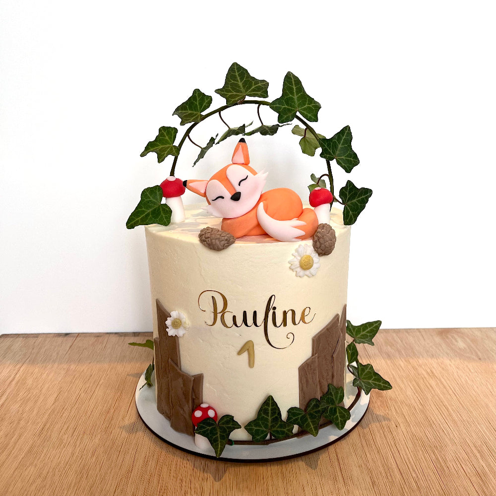 cake design theme renard et forêt. Un renard en pate a sucre a été modelé et est disposé sur le dessus du gateau. 