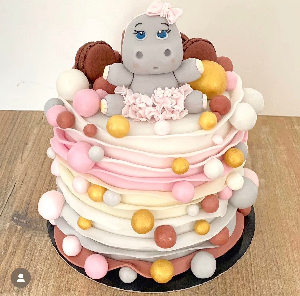 gateau cake design theme hippopotame avec un hippopotame modelé en pate à sucre et disposé sur le dessus du gateau. 