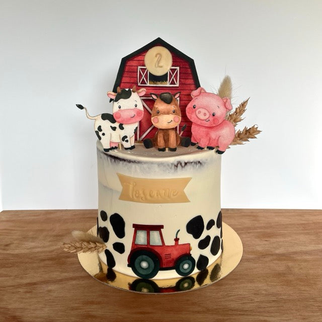 gateau naked cake avec un theme animaux de la ferme. Il y a un tracteur imprimé sur une feuille de sucre et découpé, une vache, un cheval et un cochon. 