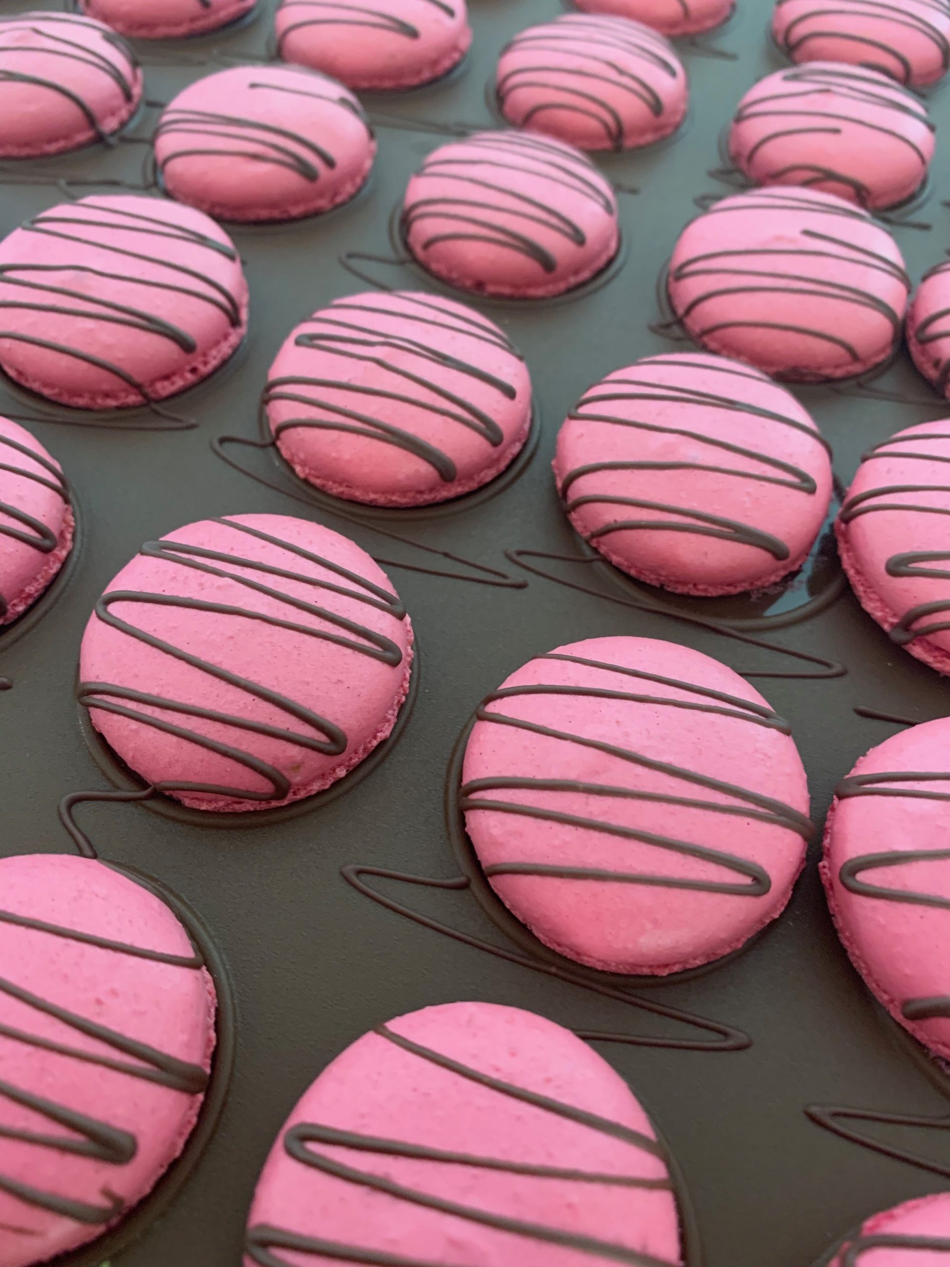 Lire la suite à propos de l’article Macarons Chocolats-Framboises